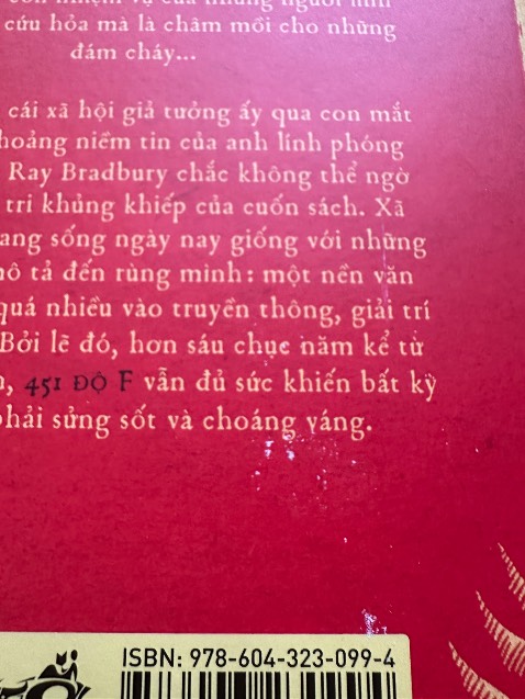 Sách tình trạng tệ, không hiểu sao băng keo dính nguyên từ bìa áo sang bìa cứng, bìa áo thì gấp nguyên vết như hình.