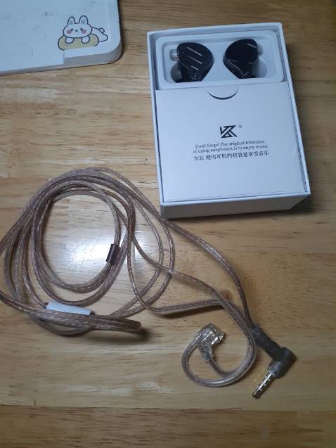 Không biết hãng có thay đổi thiết kế hộp đựng hay sao mà phần hộp mình nhận về rất khác. Nó nhỏ hơn với phần đựng housing cũng ko chắc chắn lắm. Hơn nữa, về âm thanh có sự khác biệt so với tai nghe kz zsn trước của mình cộng thêm phần dây cũng khác nữa, hơi hoang mang 🥲. Tóm lại là trải nghiệm mua hàng ko mấy ưng ý vì phần vỏ hộp lẫn chất lượng âm thanh và dây.