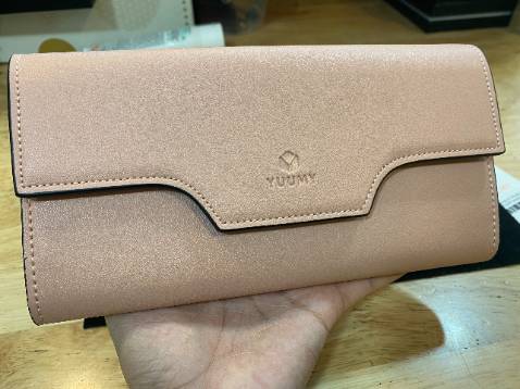 Ko nghĩ chỉ 1 trăm mấy mà có cái ví xịn sò như này, đường chỉ may đẹp, chắc chắn, nhiều ngăn rộng rãi, đựng vừa đt luôn, tiện thật sự shop ơi, cho shop 5 sao nè.