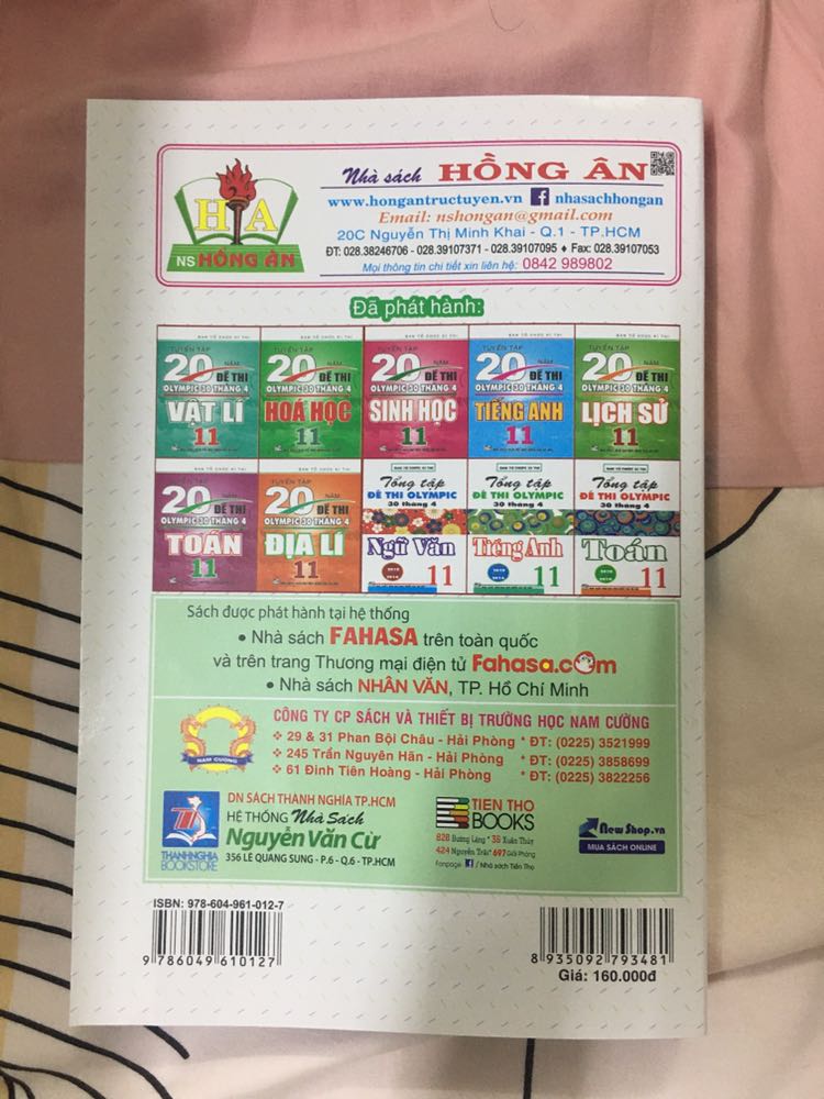 - Về dịch vụ : mình đặt từ ngày 12 đến ngày 14 là có hàng, về khoản tốc độ thì mình luôn luôn tin tưởng Tiki, cảm ơn Tiki về điều này ạ vì mình đang thực sự rất cần em nó cho 6 ngày nước rút thi HSG Anh của mình !

- Về hình thức/chất lượng : Sách giao đến được gói trong hộp rất thẳng thớm và chắc chắn, khi mở hộp ra không hề bị trầy xước, méo mó hay tổn hại gì cả. Cụ thể thì các bạn có thể thấy chất lượng sách trong ảnh mình chụp, phải gọi là rất tốt luôn í !

Mình đang giải dở đề 2014, nhìn sơ qua thì mình thấy cách ra đề giống khoảng 95% đề thi HSG Anh mà mình đang được giải trong Đội tuyển, nên nếu bạn nào vừa muốn ôn thi Chuyên vừa muốn ôn thi HSG thì đều có thể lựa chọn quyển này để học-ôn nhé, must-have cho chuyên Anh luôn theo mình thấy là vậy ! Một điều nữa mình thích về quyển này là nó có cả đáp án đằng sau cho mỗi trường nên các bạn không cần phải tốn nhiều thời gian tra cứu keys trên mạng.

Nói chung là khá ổn áp ạ, mình cho hẳn 5 stars ! Chỉ mong sách có thể update thêm nhiều đề của những năm gần đây từ 19 - 21 và có thêm đề của các trường Chuyên tại TP.HCM để hs có thể ôn luyện và làm quen nhiều hơn ạ, còn lại thì rất tốt !