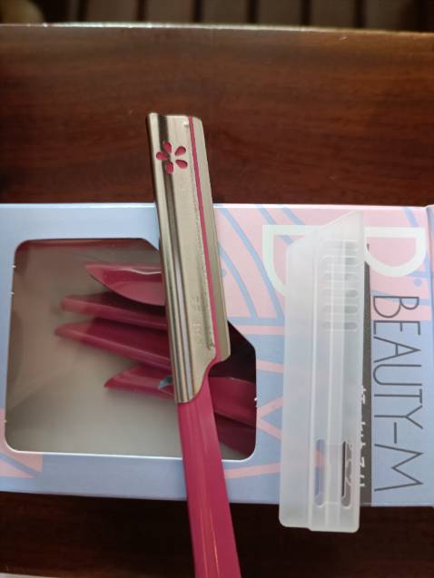 Luỡ dao cạo bén và êm, xài đc lâu. Nhà hay mua loại này 🥰