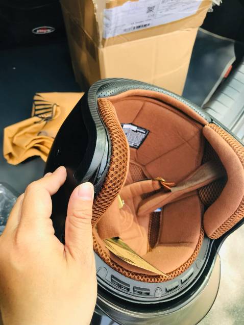 Hàng đóng gói sơ sài, cạnh bên bị tách ra một vết dài. Gửi tin nhắn liên lạc với shop thì không có phản hồi. Quá thất vọng!