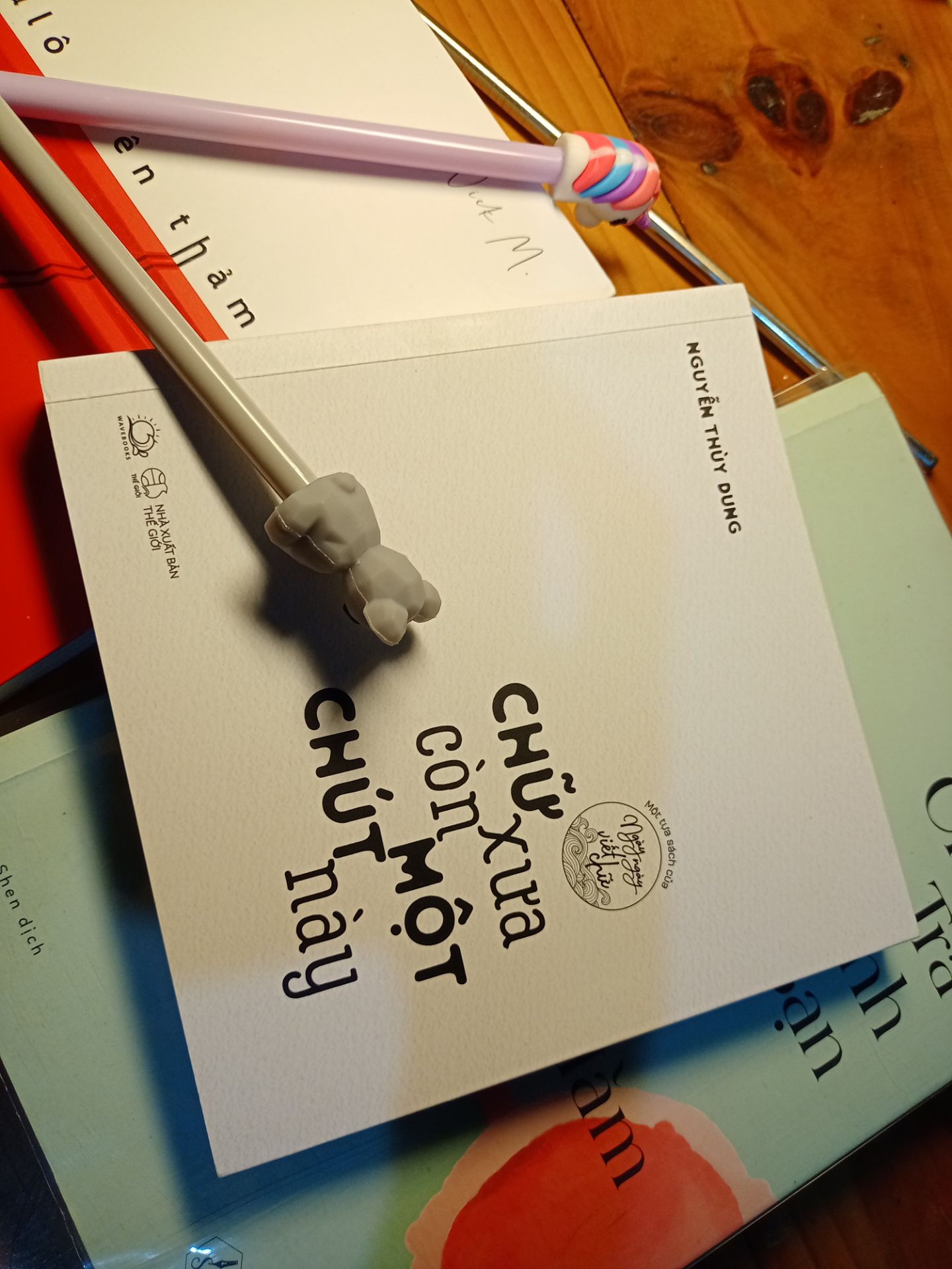 Này là đồ mình mua hộ thôi nên không rõ chất lượng thế nào, nhưng mà thực sự là mình đã chờ nó rất lâu. Biết là do tình hình dịch bệnh nên không thể đến sớm, nhưng mà hơn 1 tháng trời có phải quá lâu không? Trong khi đó thời gian giao hàng dự kiến là khoảng 2 tuần sau khi đặt hàng. Thực sự thất vọng ạ.