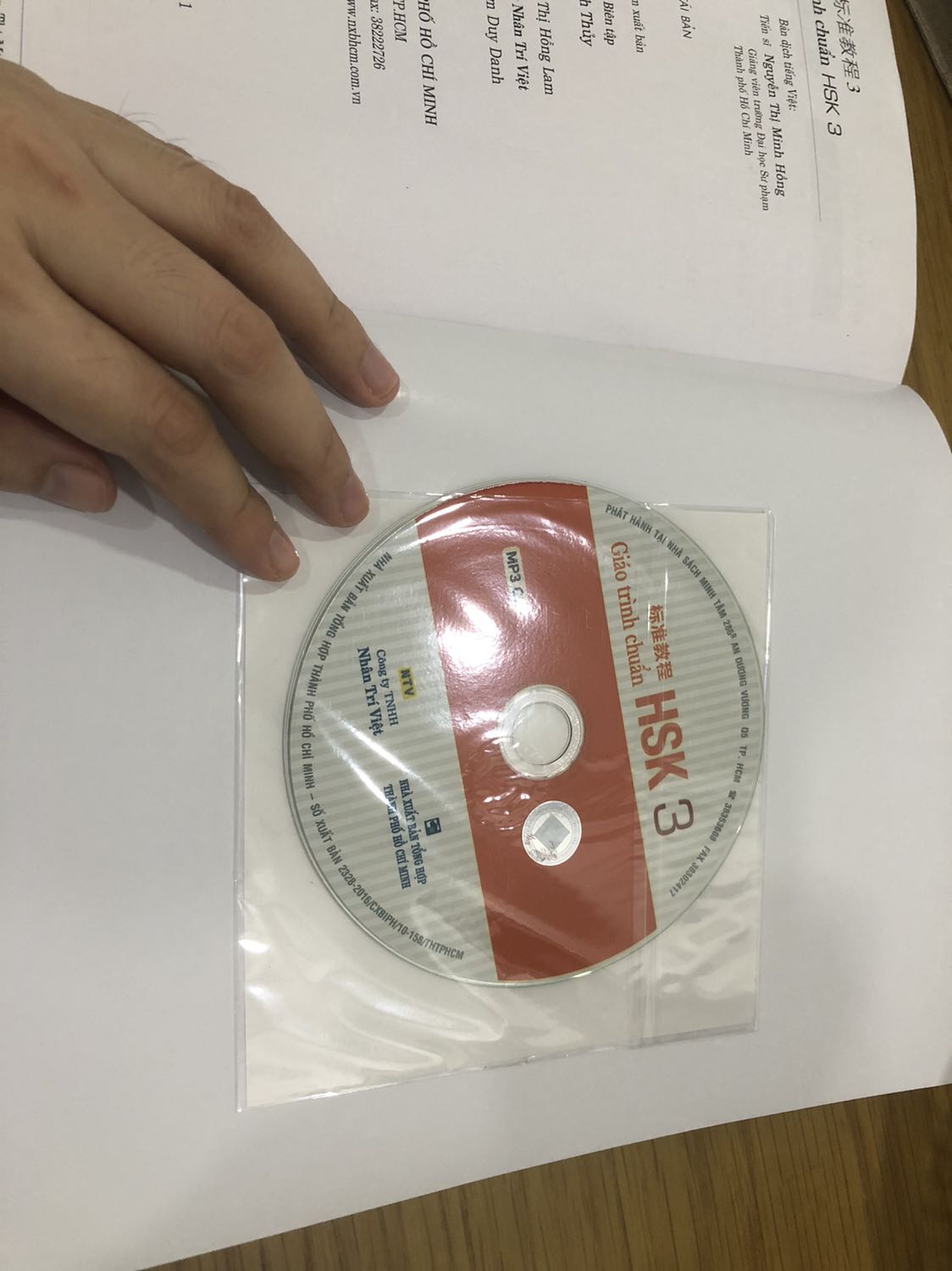 Bìa bên ngoài thì hơi cũ xíu thôi, chắc do lưu kho, bên trong sách thì mới tinh, đầy đủ đĩa mp3, nói chung nên mua để học tốt hơn