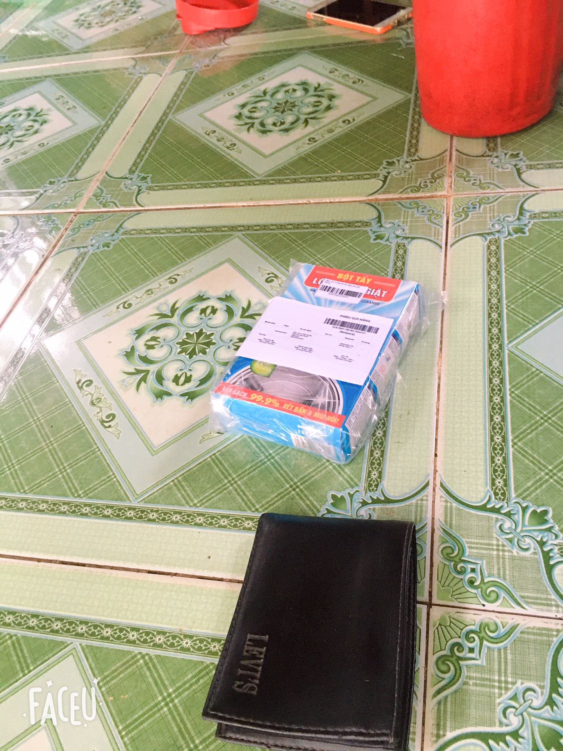 Nhân viên giao hàng nhiệt tình sản phẩm đóng gói cẩn thận