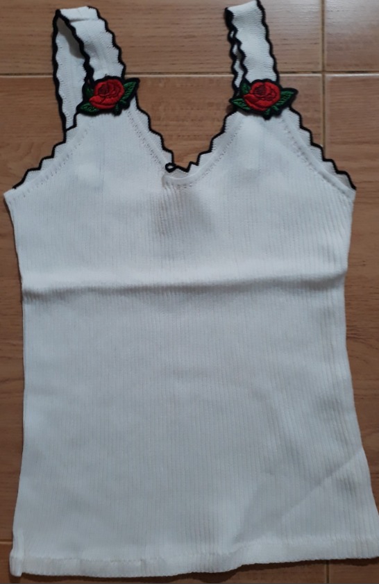 Chất liệu len dệt kim mịn và đẹp, hoa xinh. kiểu đơn giản nhưng dễ thương lắm. TIKI giao hàng nhanh, hi vọng bền lâu. Cám ơn nha