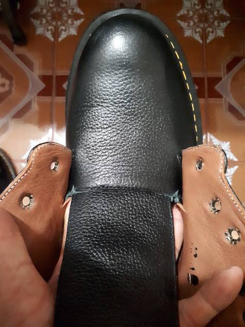 Shop đóng gói khá cẩn thận, giao đúng màu, đúng size, nhưng có một vài chỗ bị rách không biết vì lý do gì (có hình đính kèm). Đề nghị trả hàng.