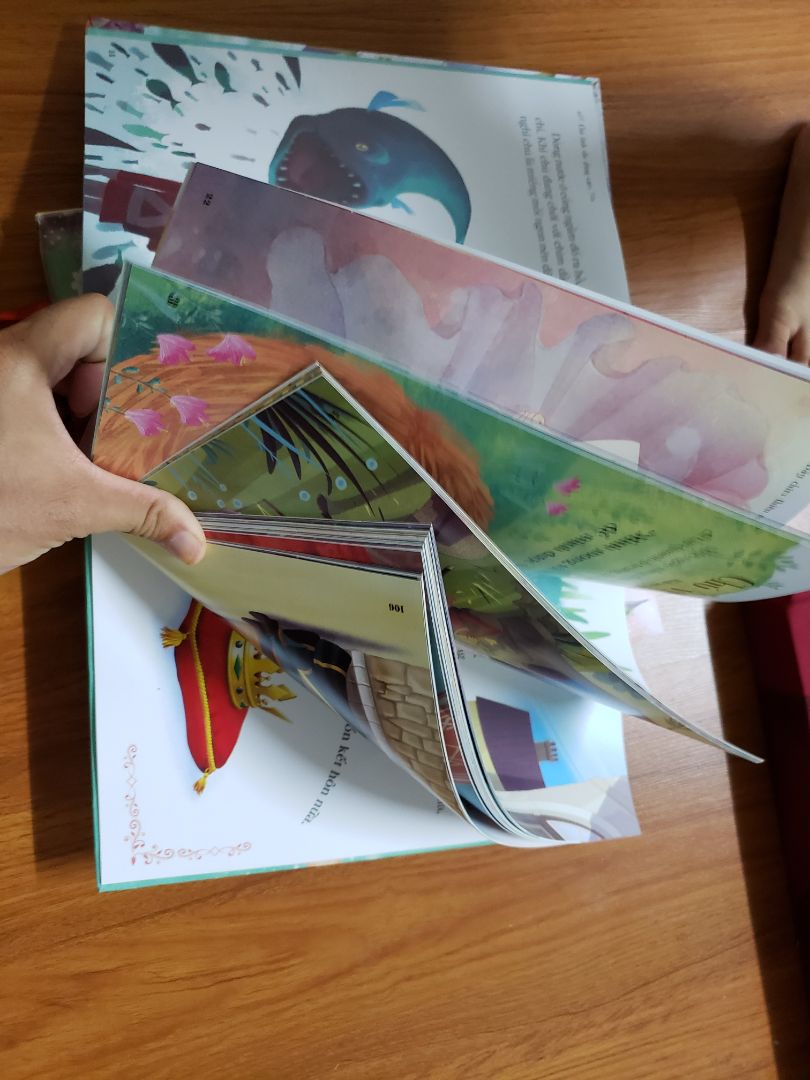 Sách hay nhiều hình ảnh minh họa rất sinh động trẻ rất thích. Bìa cứng có kim tuyến lấp lánh kèm theo.