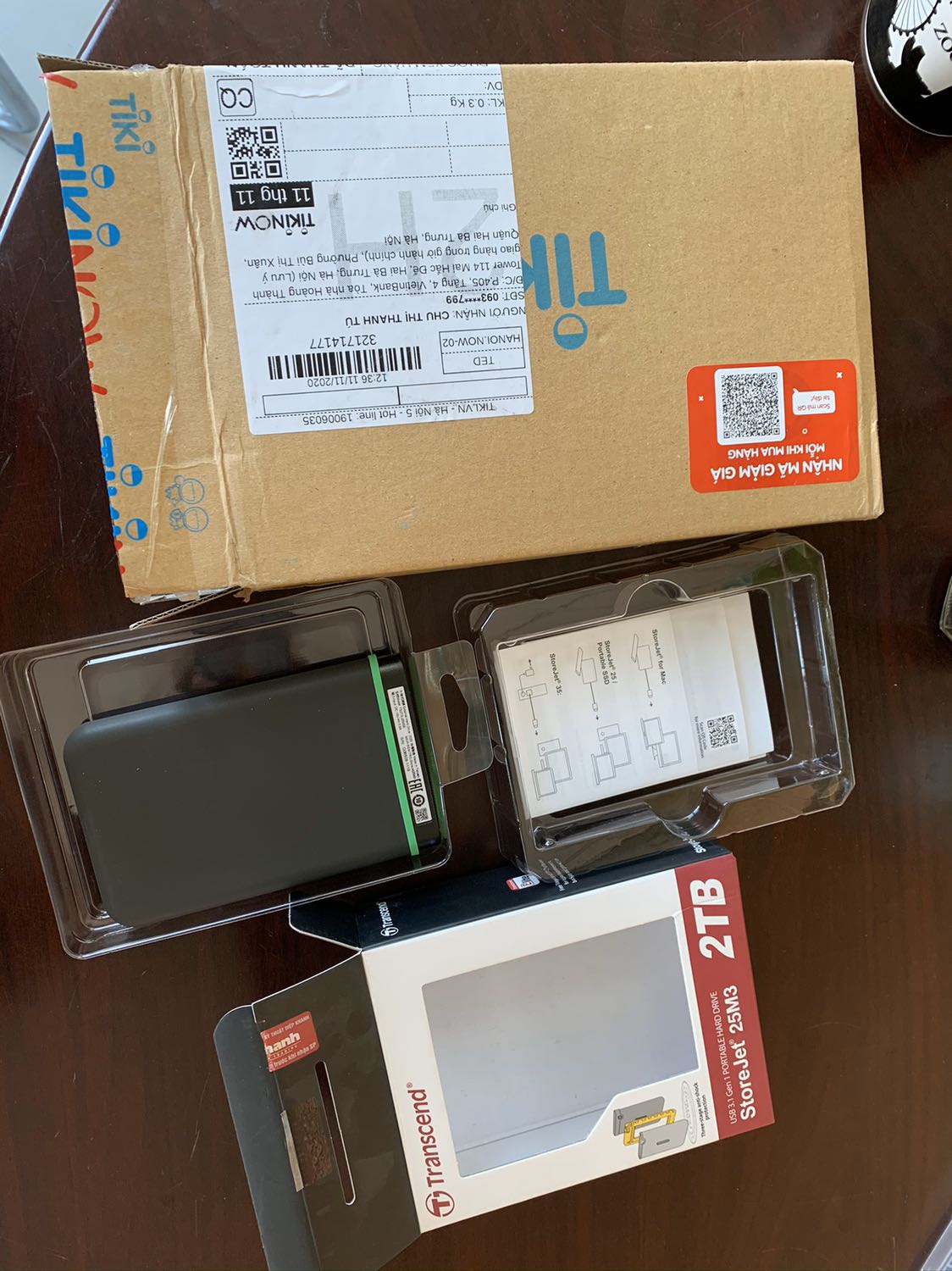 Tiki thu tiền cước giao hàng ngay nhưng người giao hàng báo ngày hôm sau mới giao kịp. Hàng giao chỉ mỗi ổ cứng, không kèm phiếu xuất kho hay phiếu bảo hành/hoá đơn gì cả

Sản phẩm mới dùng thì chất lượng ổn, về lâu dài chưa rõ.