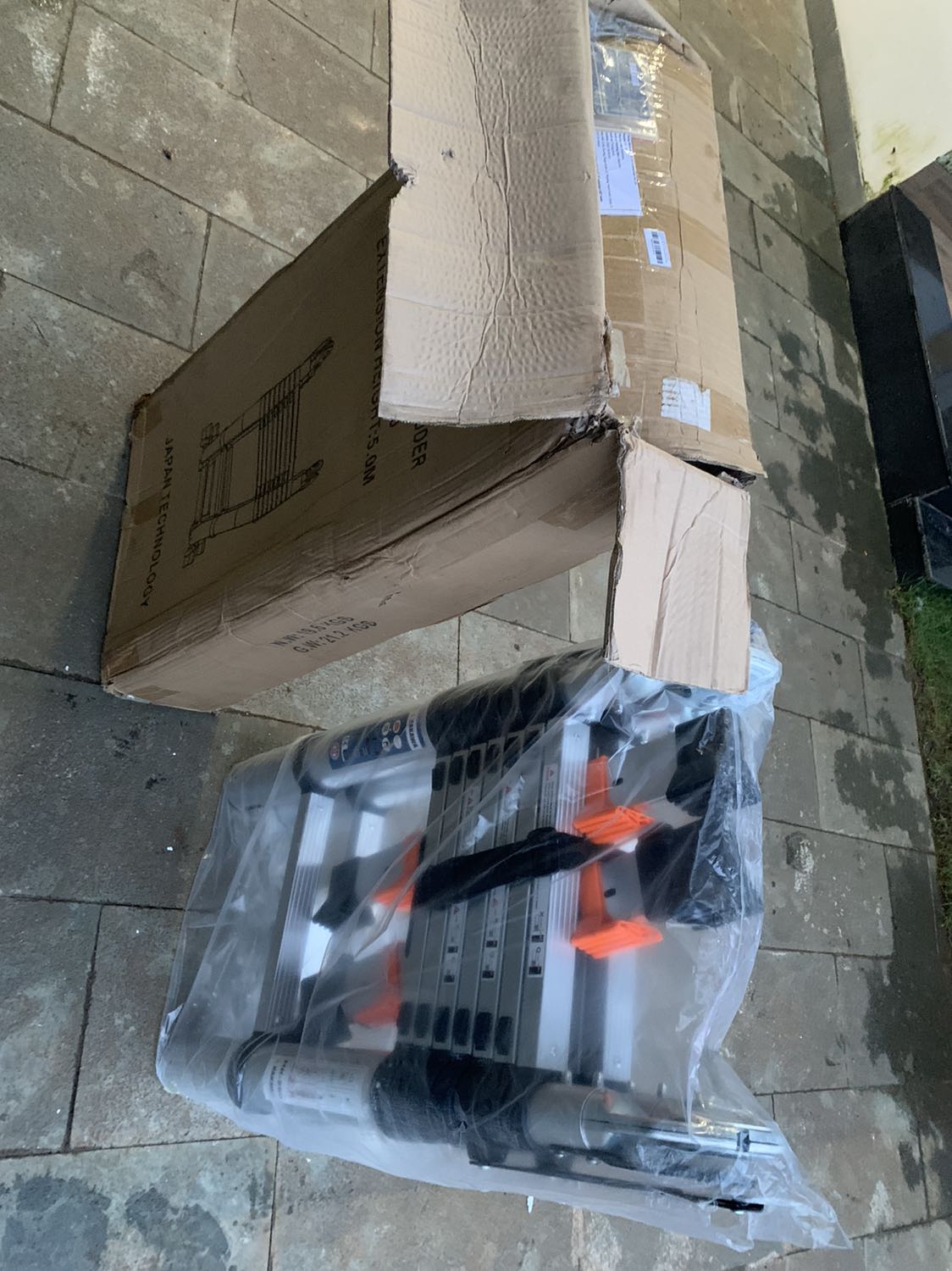 CHẤT LƯỢNG QUÁ KÉM SO VỚI QUẢNG CÁO
- Giao hàng thì quá lâu, mất cả tháng trời, sau rất nhiều lần khiếu nại, và phải liên hệ trực tiếp với đơn vị vận chuyện mới nhận được hàng. Khi nhận hàng thì thùng giấy rách, móp, phần xốp bảo vệ bị bể nát, phần thông tin người nhận bị mất hoặc không có.

- Khi dùng để chế độ duỗi thẳng dạng chữ I thì leo lên có cảm giác rung rung, chỉ sợ gẫy gập lại. Đặc biệt tôi dùng lần đầu tiên thì thanh thép nẹp bên sườn thang cong gập ra phía ngoài chứ không theo phương thẳng của thang, làm mất tác dụng giữ cho thang được chắc chắn.

- Thang khá nặng ngay cả với nam giới khoẻ mạnh mang vác vẫn thấy khó. Khi tháo lắp để dùng cũng nặng nề, khó khăn.

- Khi để chế độ chữ A thì lắc và cảm giác dễ đổ sang hai bên.

- Đề nghị tiki phối hợp với shop khắc phục cho tôi, hoặc thay thế sản phẩm mới.