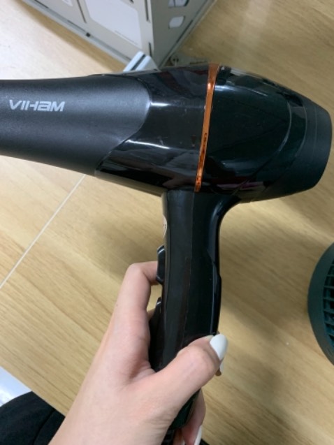 Giao hàng khá nhanh, máy về nguyên vẹn đủ phụ kiện. Máy có 2 chế độ sấy vừa và mạnh, 3 mức nhiêt. Độ bền thì phải xài lâu mới biết nè nhưng mà nói chung là giá này thì đúng kiểu ngon rẻ nha. ^^