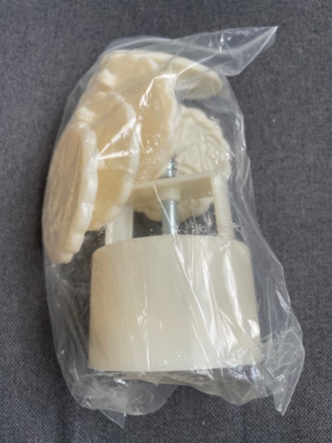 Giao không đúng hàng.
Đặt mua một cái khuôn tròn và một cái khuôn vuông. 
Giao hai khuôn tròn lớn và nhỏ!