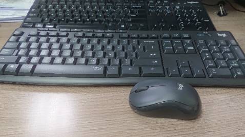 Tiki giao hàng nhanh quá chòi, sớm hơn dự kiến 1 ngày lận. Bạn nhân viên thân thiện quá chừng, chủ động khui hàng cho mình kiểm tra trước. Cưng dễ sợ
Hàng đóng gói cẩn thận lắm luôn. Bàn phím êm, gõ nhạy lắm. Nên thử nhé mn.