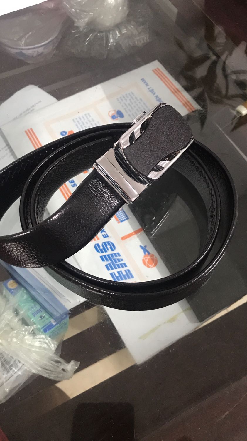 Thắt lưng đẹp khỏi chê. Đầu khoá đẹp, thiết kế chắc chắn, cứng cáp nhưng trông tinh tế. Đẹp mà sáng hơn ảnh của nhà bán đăng ấy. Dây dài cực luôn bụng mình bé nên phải cắt bớt chút. Dây bóng, chất da khá là mềm. Đường may tinh tế chắc chắn. Sản phẩm tốt đang mua. Like mạnh ủng hộ shop.