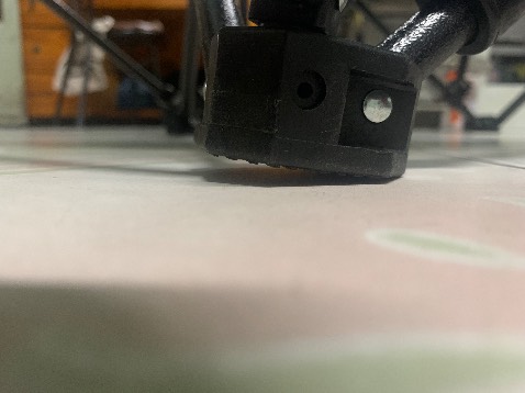 Chân ghế không đều,chỗ may bị lỗi đường chỉ