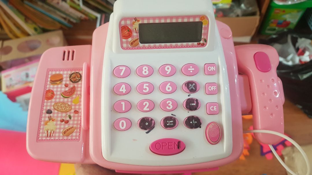 bộ này chơi khá đơn giản và bền. có cả bàn tính thật. nếu phần quẹt thẻ như có thêm âm thanh như 1 số bộ khác thì thu hút các bé hơn