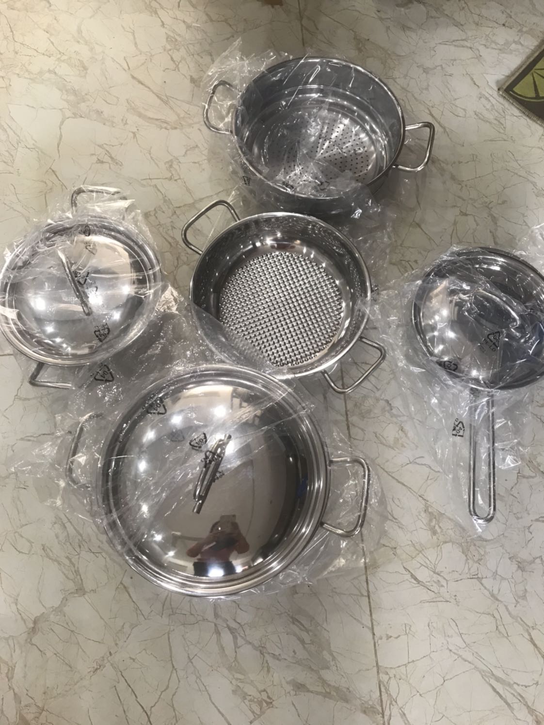 Mình mua bộ gần 1 triệu làm quà tặng đám cưới mà shop giao nhầm thành bộ nồi khác (hơn 700k) cho mình, đành phải trả hàng ?