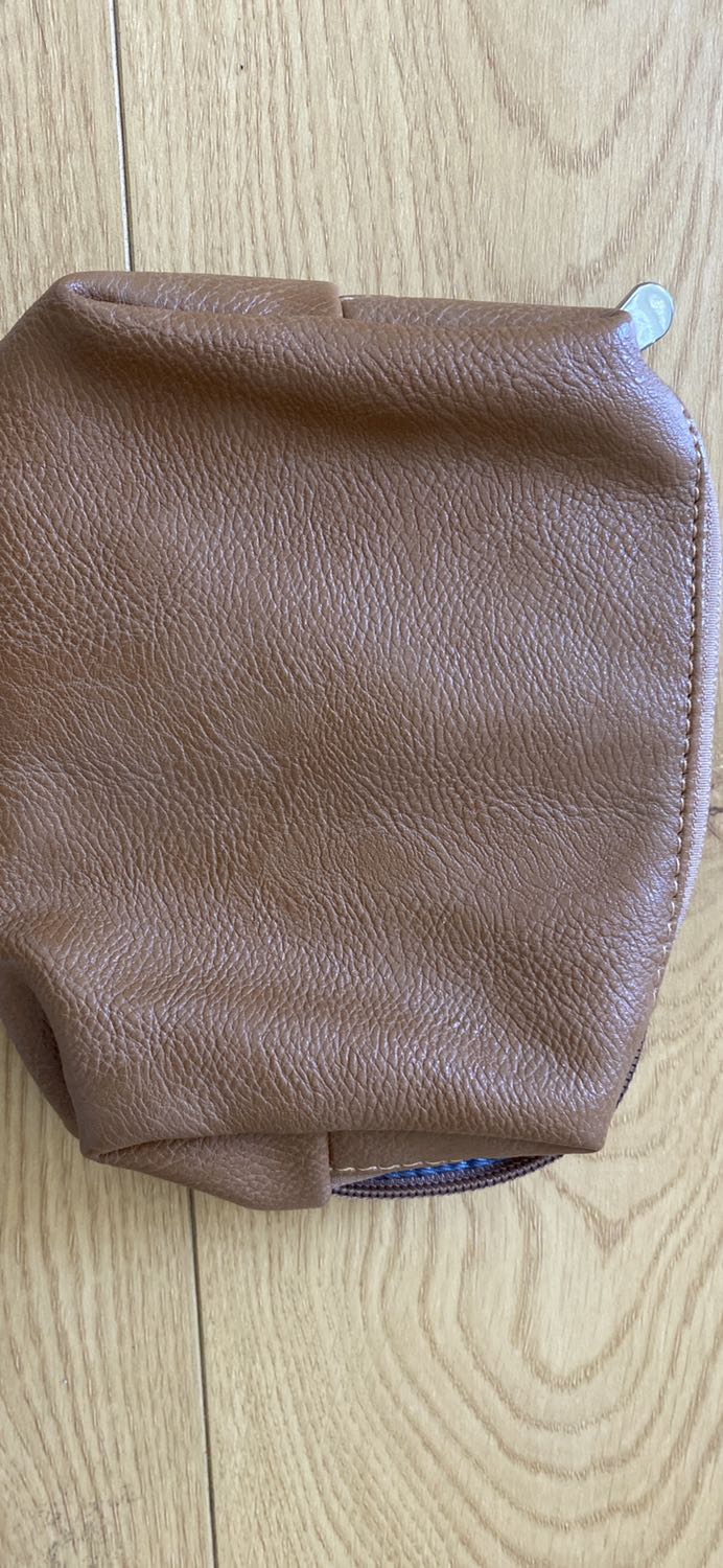 Túi chống sốc mỏng, gọn gàng, da mềm, đẹp. Vừa với Macbook pro 13”