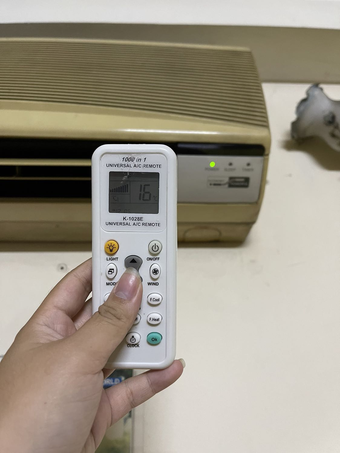 Đóng gói ok, hàng build nhìn cũng rất ổn. Máy nhà mình National CS-95KH cũ rích phải 20 năm tuổi rồi, tìm remote thay mà loại giống như cái zin không tìm thấy nữa. Vào tìm thấy loại đa năng này, nhưng vẫn sợ không xài được vì đời cũ quá. Ban đầu về cho pin vào cũng không lên, mò 1 lúc làm theo giấy hướng dẫn bên trong hộp (tiếng anh) cái xài được liền, điều chỉnh ổn áp lắm. Mình vừa dùng được 1 ngày thôi, sau này nếu có gì trục trặc sẽ update sau, tới hiện tại cảm quan thấy rất ok rồi. Vote cho sản phẩm và shop 5 sao.