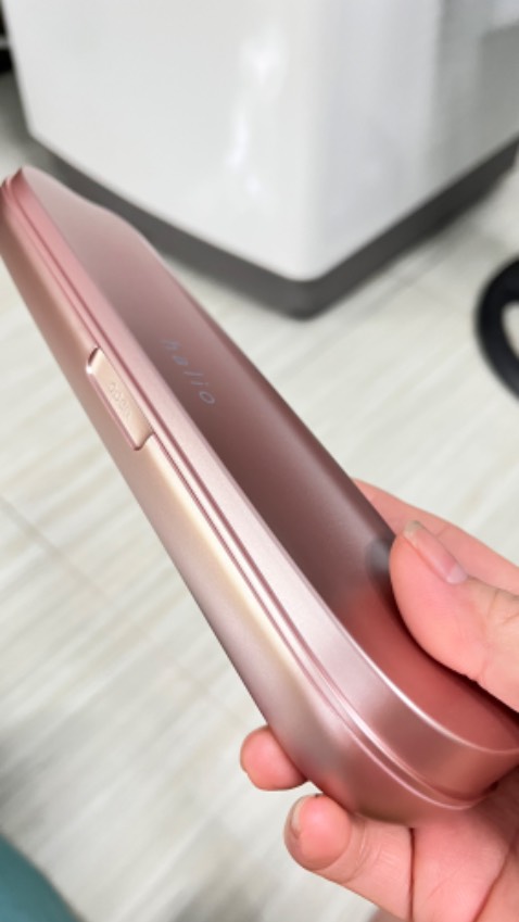 Xịn sò , đắng đo mãi mới mua vì mình thích màu tím. Mà đầu thay thế màu tím chờ mãi ko có hàng. Nên đành mua màu hồng vậy, đế sạc có 2phần nhưng nó ko co hít để dính vào bất tiện mỗi cai này.