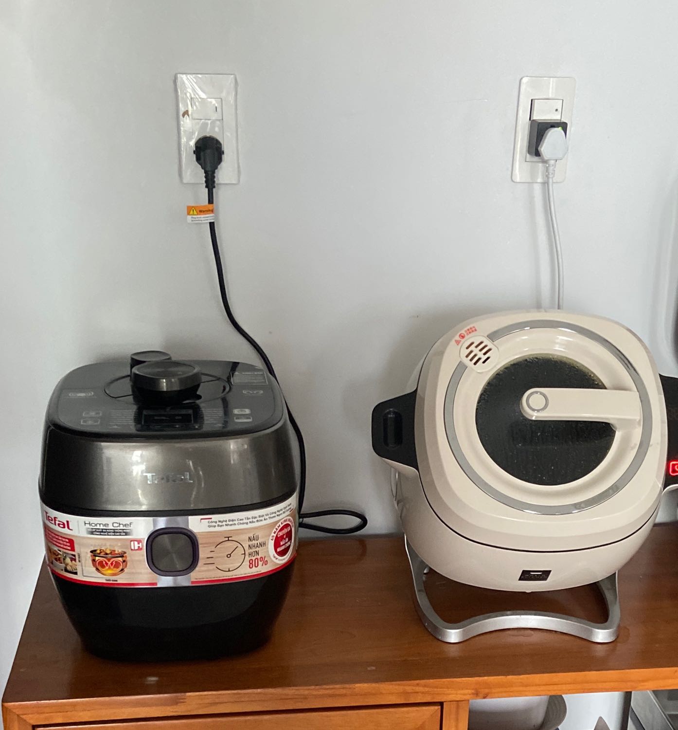 Nồi có rất nhiều chức năng. Vừa có nấu không áp suất vừa có chức năng nấu áp suất. Nấu áp suất của nồi khác với instanpot, nấu và xả áp suất từ từ nên nếu nấu món ít nước có thể bị sít nồi chứ không phải kiểu chỉ giảm nhiệt để giảm áp suất như instanpot. Hầm nấu canh, và hấp rất tiện. Kho cá và nấu cơm không ngon bằng nồi niêu IH Tefal còn lại các món khác nấu rất tiện và ngon. Có 2 lồng nồi trong đó có lồng nồi inox nên rất thích.