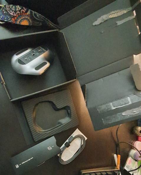 Nhỏ hơn 2s, rất vừa tay. Đẹp và mượt. Usb logi là hàng k kèm theo nên ai muốn thì mua ngoài. Nhưng nó dc sx cho mac nên kết nối bluetooth xài luôn. K bị vướng về phần mềm hay gì hết. K như con 2s, vật vã setup xong cắm usb xài chuột. =_=