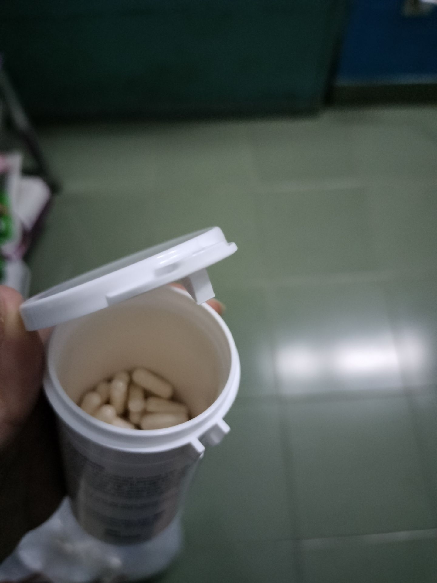 chưa uống sp nhưng giao hợp móp méo, hợp không có tem hoặc dán băng keo bảo vệ họp thuốc bên trông. bên trong họp thuốc cũng ko có gì để gọi là xứng đáng với giá 1 triệu mấy.