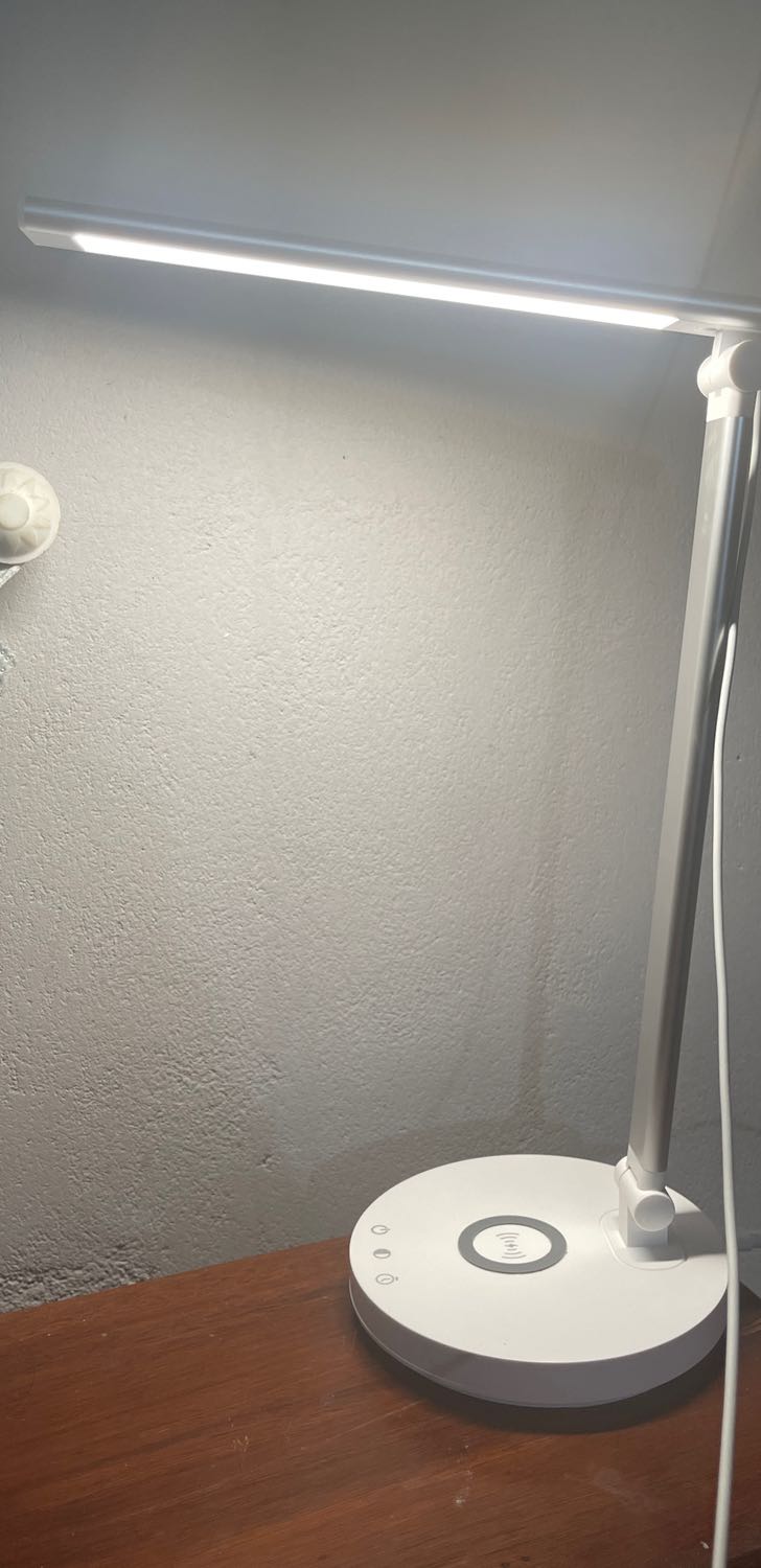 Sản phẩm sáng, có nhiều chế độ màu sắc và ánh sáng, nhỏ gọn. Tuy nhiên đọc hàng hướng dẫn thấy ghi “ánh sáng tối đa 2 giờ, ánh sáng tối thiểu 13 giờ “ cứ nghĩ là có pin sạc. Nhưng không có pin sạc đâu nha qúy vị.