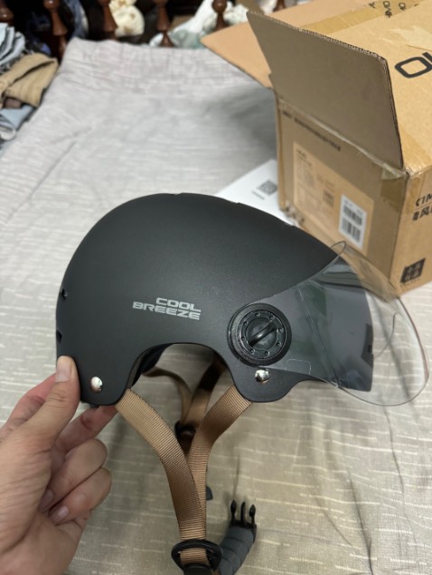 Ko tốt như mình tưởng tượng
- sản phẩm sơn ko đều, xung quanh mũ thì trơn, trên chóp mũ thì nhám
- sản phẩm chỉ có 1 kính trắng, ko có kính đen
- chất lượng hoàn thiện ở mức trung bình, ko biết đội có an toàn