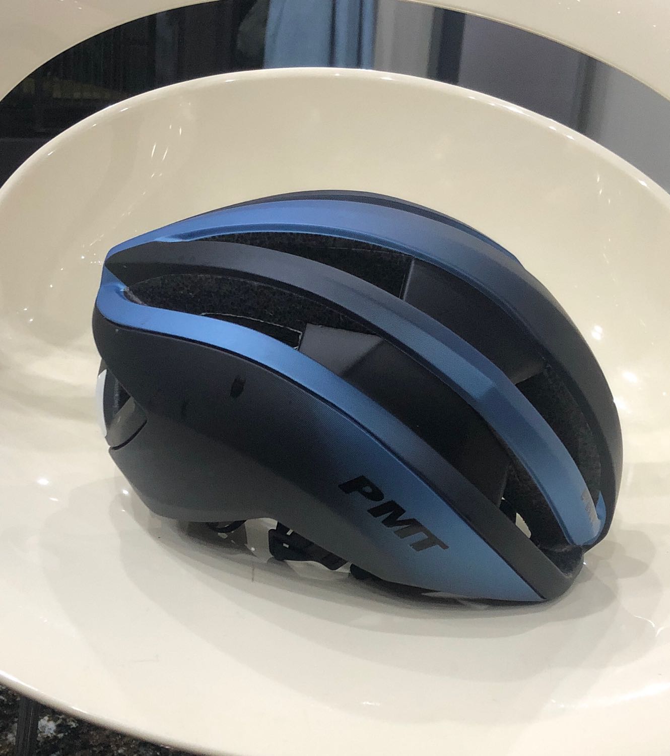 Mũ đội nhẹ, ôm đầu, thoáng mát, chưa thử độ bảo vệ người dùng được vì chưa có cơ hội!