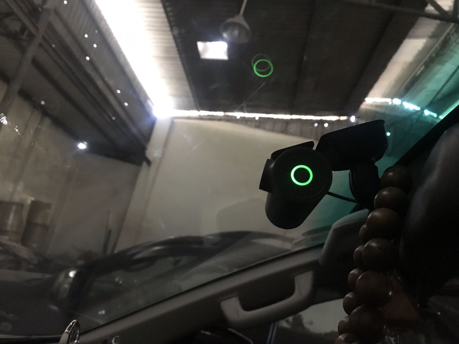 Sản phẩm toàn tiếng Hoa mà không có hướng dẫn bằng tiếng Anh hay Việt nên mình không biết lắp đặt và cài phần mềm ra sao. Lên app Xiaomi thì sản phẩm không phải của Xiaomi mà phải dùng phần mềm QR code reader (vì không viết tên phần mềm là gì để gõ tìm, do toàn hướng dẫn tiếng Hoa) thì ra link sản phẩm https://www.70mai.com/help/um/nsd/ rồi mới vào xem hướng dẫn (may là bằng tiếng Anh nên đọc được).

Cuối cùng tháo thẻ nhớ điện thoại lắp vô, gắn và cài đặt xong. Độ bám dính máy lên xe tốt, điều chỉnh lêb xuống được nhưng ngang không được nên khi dán mọi người nhớ chú ý lau phần dán cho sạch (vì đưa vô dính luôn không điều chỉnh được) và tập trung dán cho ngay.

Khi kích hoạt phần mềm nếu ai đọc được tiếng Anh thì ổn vì hướng dẫn khá tốt. Ai không biết phải chịu khó mở máy cho google translate vậy.

Bước đầu vậy ok, còn dùng lâu dài mới biết. Máy nhỏ gọn, đóng gói kỹ, hộp đẹp, linh kiện đơn giản.