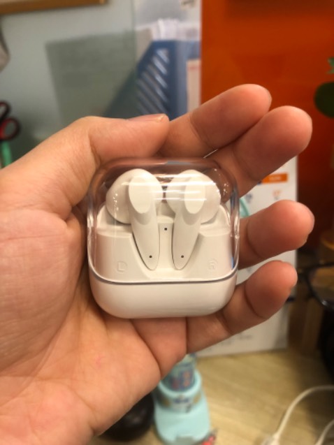 Mình chọn giao hàng nhanh shipper rất dễ thương bạn thấy chưa kịp thời gian quy định hệ thống thì đã chủ động gọi mình chờ
Về shop thì shop rất chu đáo và tư vấn nhiệt tình
Sản phâm mình dùng đến hôm nay mới feedback:
Cảm nhận là đẹp nhỏ gọn dễ thương
Tai nghe vừa khít tai
Bass nghe ấm
Đi đường nghe rõ âm thanh 
Pin lâu nha mình dùng tới giờ chưa sạc lại (mỗi lần dùng là 1-2h)
Kết nối đt hay laptop đều nhận nhanh

Cảm nhận chung là đáng tiền