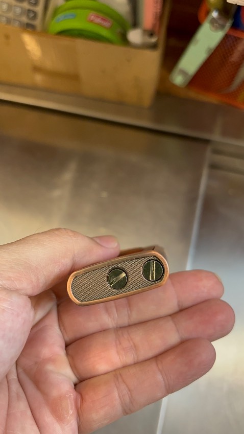 Hộp quẹt đẹp, thay đá, xài xăng nên dễ bơm thêm khu hết. Dạng lộ thiên nên dễ quan sát bên trong còn bao nhiêu xăng