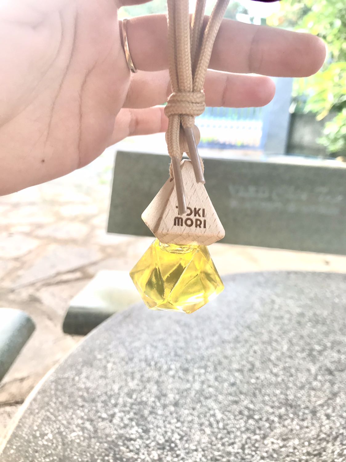Mùi cam ngọt dịu dàng lắm người ơi, treo tủ quần áo thì tuyệt vời. Mình để trong giỏ xách để thơm ké nữa. Sản phẩm đẹp, giá cả phù hợp và chất lượng thì quá oki. Tiki giao hàng nhanh. Mùi cam ngọt dịu dàng lắm người ơi, treo tủ quần áo thì tuyệt vời. Mình để trong giỏ xách để thơm ké nữa. Sản phẩm đẹp, giá cả phù hợp và chất lượng thì quá oki. Tiki giao hàng nhanh.