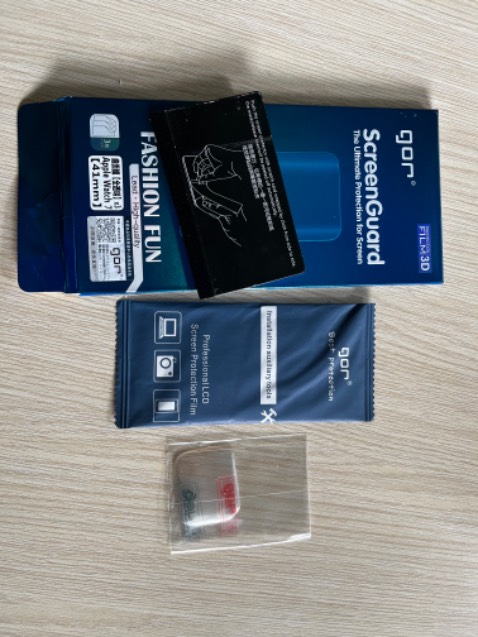 Mình không biết dán nên làm hư 3 miếng rồi, nhưng mà nó vừa với màn hình cong của đồng hồ nha các bạn, nếu biết dán thì nó sẽ vừa khít, dán như không dán.