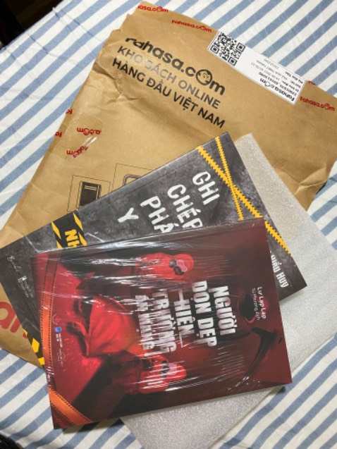 Mình chưa đọc nhưng Fahasa đóng gói ưng mắt và giao hàng rất nhanh. Tính ra là cỡ 24h từ lúc đặt (phương thức giao hàng tiết kiệm bình thường, theo hệ thống thì mình đặt vào thứ 3 sẽ giao vào thứ 6. Hôm nay thứ 4). Vừa hốt được sách giảm giá vừa nhận được nhanh chóng vậy thật xuất sắc.