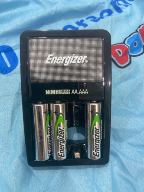 pin dùng tốt, mỗi cục pin dùng cũng lâu, việc dùng hết pin rồi sạc rồi dùng tiếp cũng rất tiện lợi. Đồ sạc cứng cáp, chắc chắn không lỏng lẻo