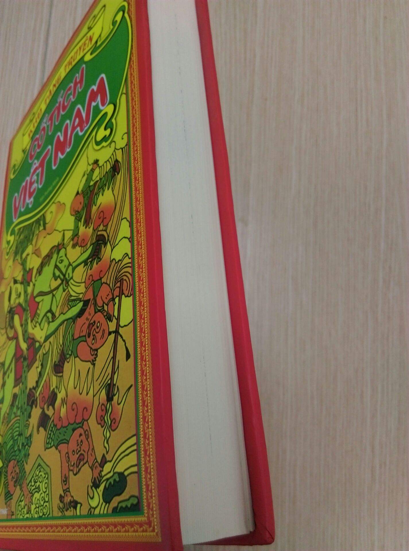 Hài lòng với cuốn sách này. Cuốn này được nhà xuất bản bọc trong lớp nilong trong, nên dù đặt ở kho bụi cũng không bị ảnh hưởng, có 1 chút ít hở ra bị bụi.
Sách bìa cứng, giấy đẹp, chữ to nhìn không bị mỏi mắt, đọc thích, có nhiều truyện cổ tích (đúng kiểu kho tàng truyện).
Nội dung truyện mình đọc qua 1 vài truyện thấy rõ ràng và đầy đủ.