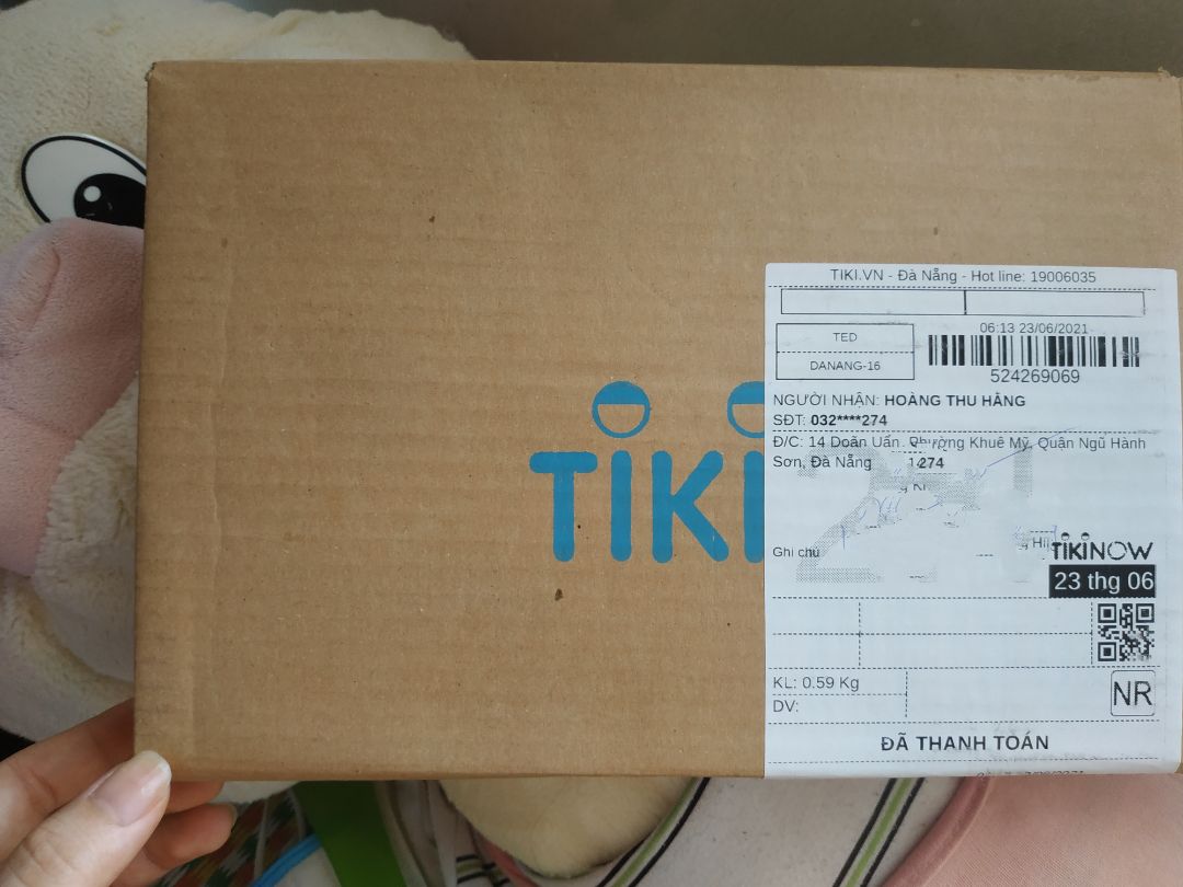 giao hàng siêu nhanh luôn ạ. đặt trc khi đi ngủ sáng ngủ chưa đã 8h đã nghe shipper gọi lấy hàng rồi.
sách bọc 1 lớp seal vs bìa carton, giao nội thành nên ko bị trầy xước gì.
nội dung sách ko phải bàn cãi, truyện của agatha siêu đỉnh. Tính ra tiki giá rẻ hơn bất cứ trang thương mại điện tử nào, lại ko sợ *** vs ship siêu nhanh nên mình sẽ trung thành với tiki ạ