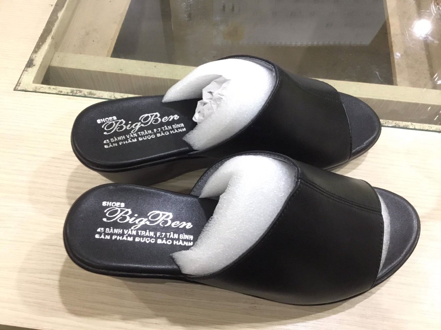 Dép form đẹp, mang nhẹ chân, tuy nhiên mẹ mình nói phần đầu mũi chân có hơi đau (phần đầu kế kiểu dáng này hơi ép ngón chân út) có thể mang 1 thời gian sẽ giản ra bớt đau chăng?

Size 36