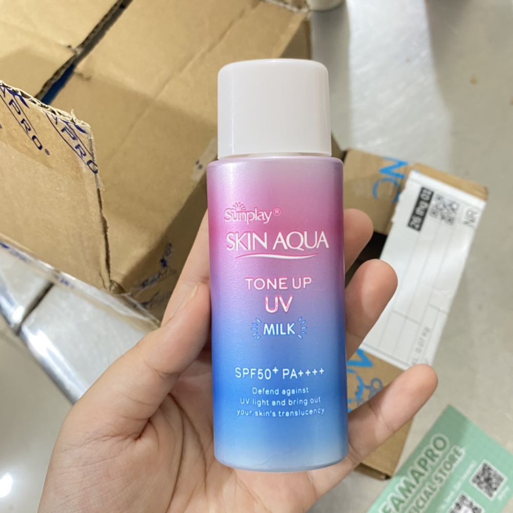 Mua đồ gì liên quan đến sức khoẻ hay công nghệ mình đều lựa chọn Tiki Trading. Yên tâm hơn mua trên ***. Chai này mình dùng đến chai thứ 4-5 gì rồi. Tốt trong tầm giá, nâng tone nhẹ, da hỗn hợp thiên dầu xài dạng sữa này nha các bạn