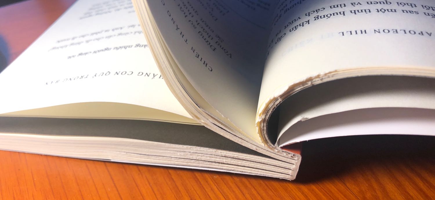 Các trang sách bị dính cắt chưa hết, mình phải tự cắt để lật được trang. Vừa đọc vừa cắt