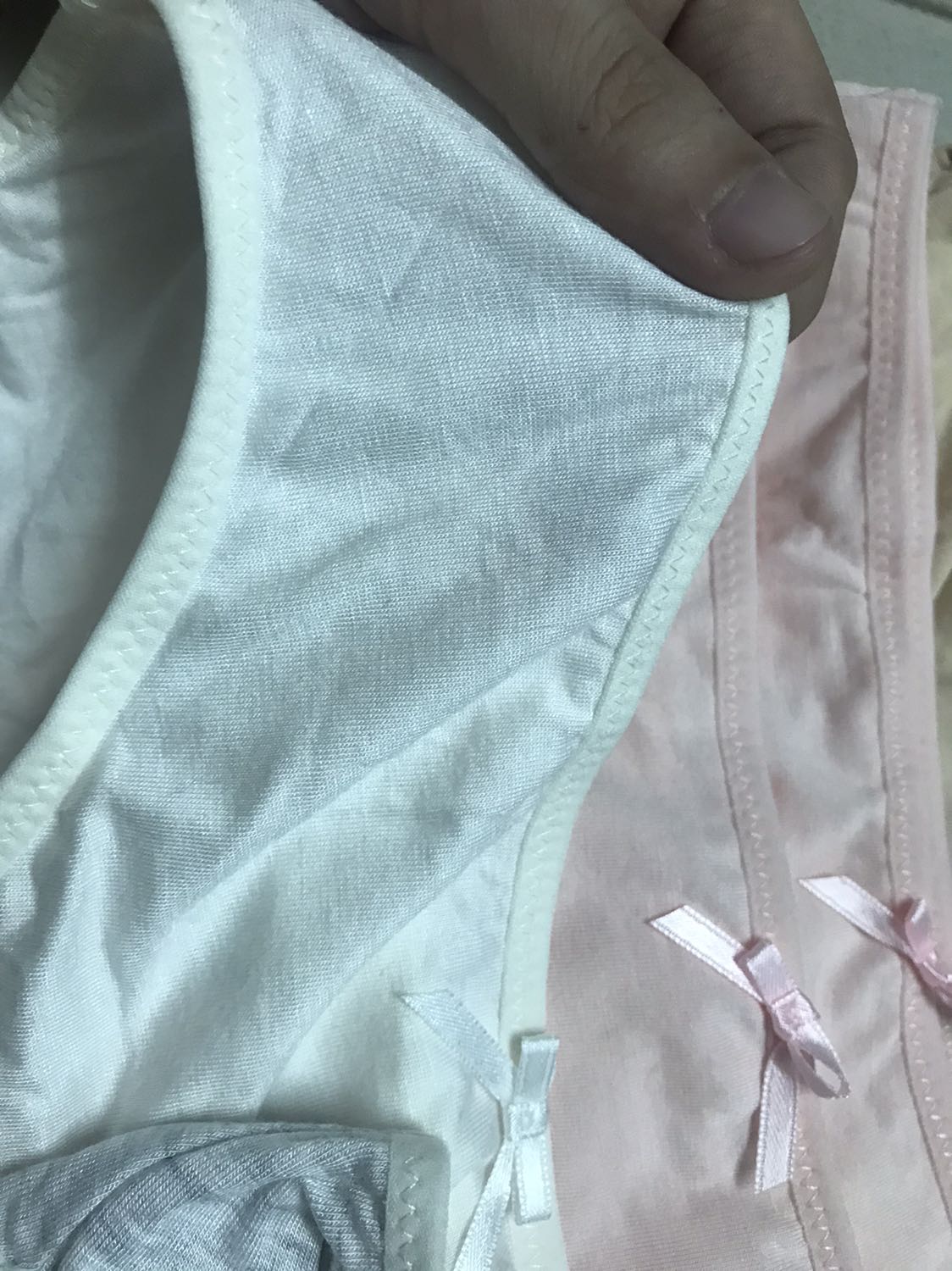 Set combo này mình mua từ lúc còn sale 199k tới giờ chắc cũng 2-3 set gì rồi. Vải thì mềm mịn, thoáng mát, mỏng vừa. Bây giờ thấy brand in size lên quần luôn, tiện, khỏi sợ nhầm size. Tiếc là màu trắng nhiều quá, tận 4 chiếc lận. Săn sale nên giá okie. Được tặng thêm 1 chiếc quần nữa ạ. Thanks shop nhiều ❤️