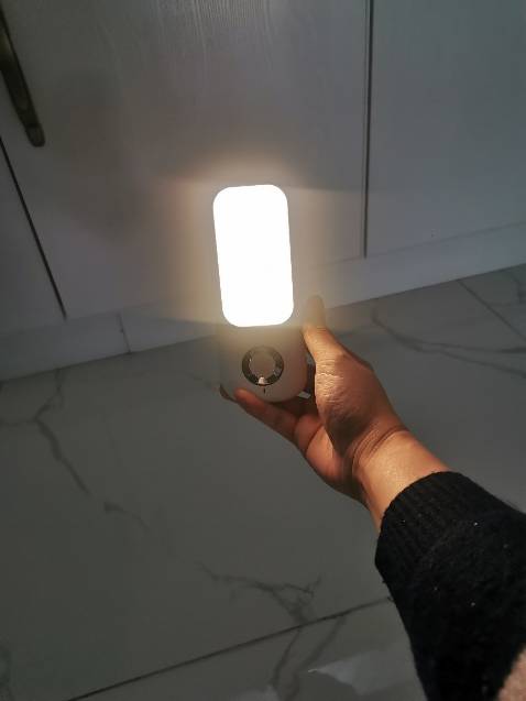 Sản phẩm như mô tả. Dễ sử dụng. Có nhiều chế độ sáng lắm nha. Tháo khỏi adapter và sử dụng cầm tay như đèn pin, rồi có đèn nháy dùng trong trường hợp khẩn cấp nữa. Quá ưng luôn, kiểu mua 1 đèn ngủ mà rất đa năng. Cảm biến góc rộng với cảm biến từ xa rất nhạy nữa. Dùng để decor hay lắp ở cầu thang cũng được luôn