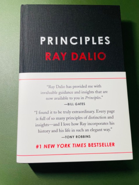 Giao hàng nhanh gê, mình mua ở Fahasa sáng đặt chiều 7h giao lun rồi. Trong khi đặt ở shop nc ngoài 20 ngày mah chưa giao quê quá huỷ lun. 
Sách này mình đọc bản ebook được phần 1 cuộc đời của Ray rồi thấy hay quá nên mua sách giấy lun. Mấy clip của tác giả trên youtube rất hay đặc biệt là clip về cách vận hành của nền kinh tế và trật tự thế giới mới, mọi người yêu thích kinh tế nên xem.