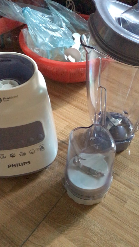 Máy xay mạnh. Nhưng mình xay thử đậu nành thấy có giọt nước gỉ nhỏ nhỏ ở dưới cối. Không rõ là do gioăng ko chặt hay thế nào.