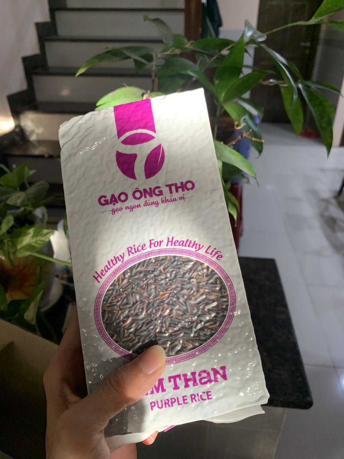 Sản phẩm giao nhanh, bao bì đẹp, được đóng gói và hút chân không nên cảm giác vệ sinh, sạch sẽ và chuyên nghiệp. 
Về gạo thì mình có ngâm với nước cho mềm và dễ nấu, hạt gạo dẻo, có màu và vị đặc trưng của gạo lức :))
Với giá thành cho bao bì, chất lượng như vậy thì mình thấy ok. Sản phẩm giao nhanh, bao bì đẹp, được đóng gói và hút chân không nên cảm giác vệ sinh, sạch sẽ và chuyên nghiệp. 
Về gạo thì mình có ngâm với nước cho mềm và dễ nấu, hạt gạo dẻo, có màu và vị đặc trưng của gạo lức :))
Với giá thành cho bao bì, chất lượng như vậy thì mình thấy ok.