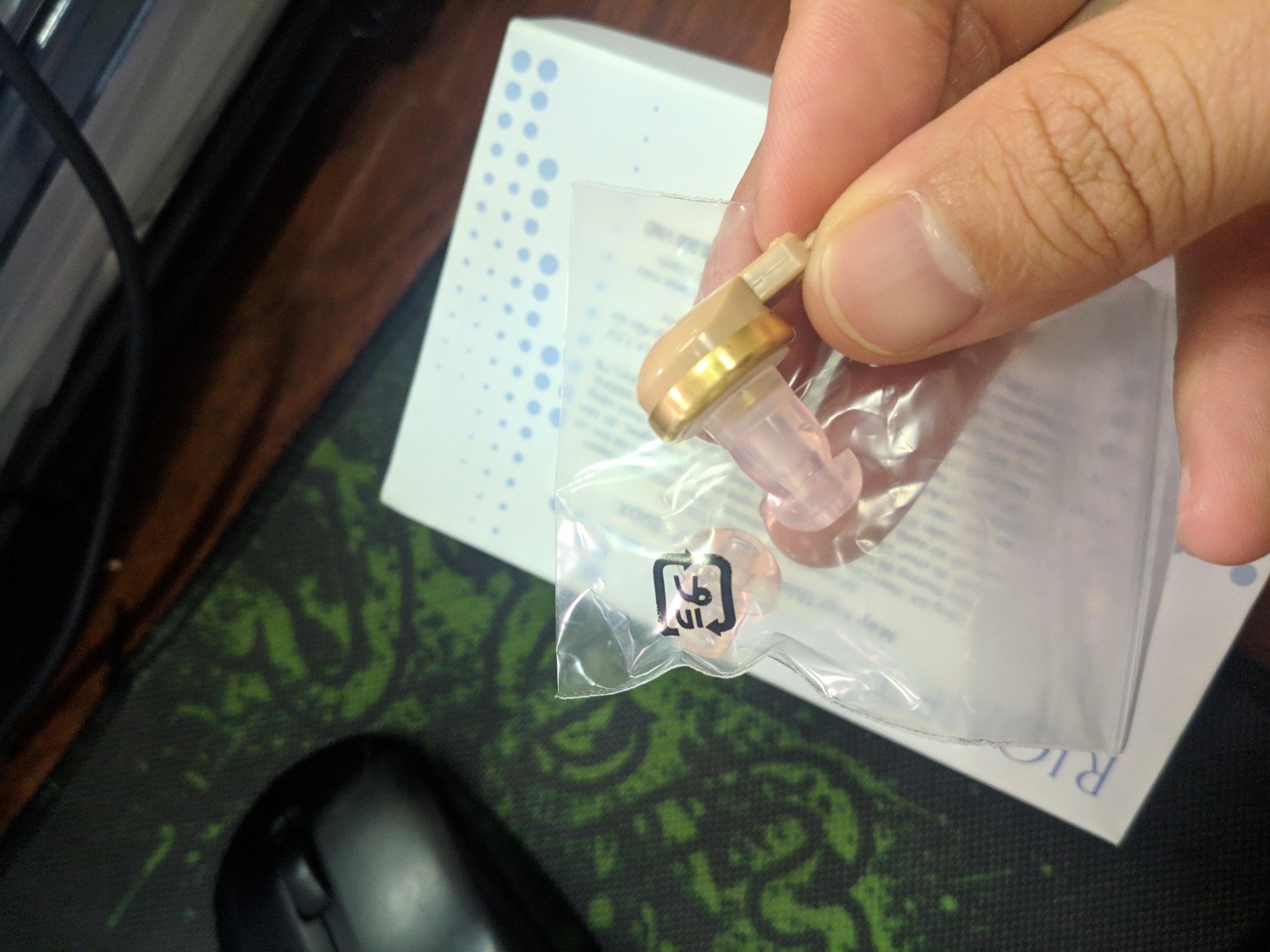 Cảm ơn Tiki và Ninja Van đã hỗ trợ mình hết mình để giao hàng. 
Các bạn lưu ý là tai nghe này dùng chân 2 chấu chứ k phải jack 3.5mm nên phải giữ cẩn thận nhe.