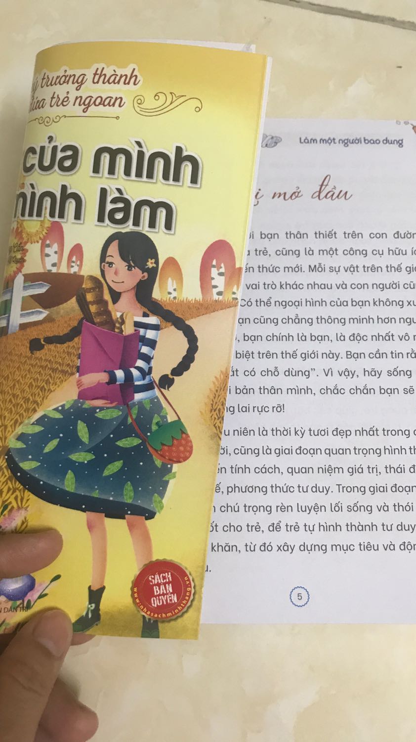 Bìa “việc của mình mình tự làm”. Nội dung trong là “ làm một người bao dung”. Trước giờ luôn tin tưởng sách của Tiki mà giờ thấy vọng quá