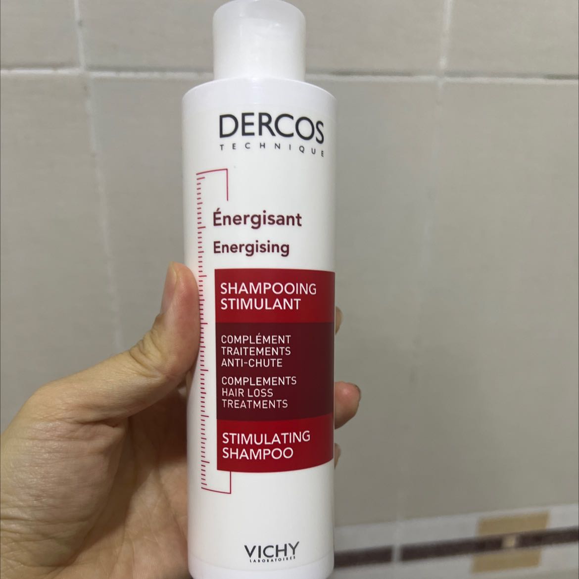 Dầu gội tốt. Mới sử dụng 1 lần thấy tóc không bết dính, da đầu hay ra dầu nên sử dụng dầu gội này tốt. Sử dụng hết sẽ tiếp tục ủng hộ shop !